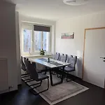 Schoene 3-Br Wohnung 1 Minute Zur U-Bahn