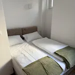 Schoene 3-Br Wohnung 1 Minute Zur U-Bahn