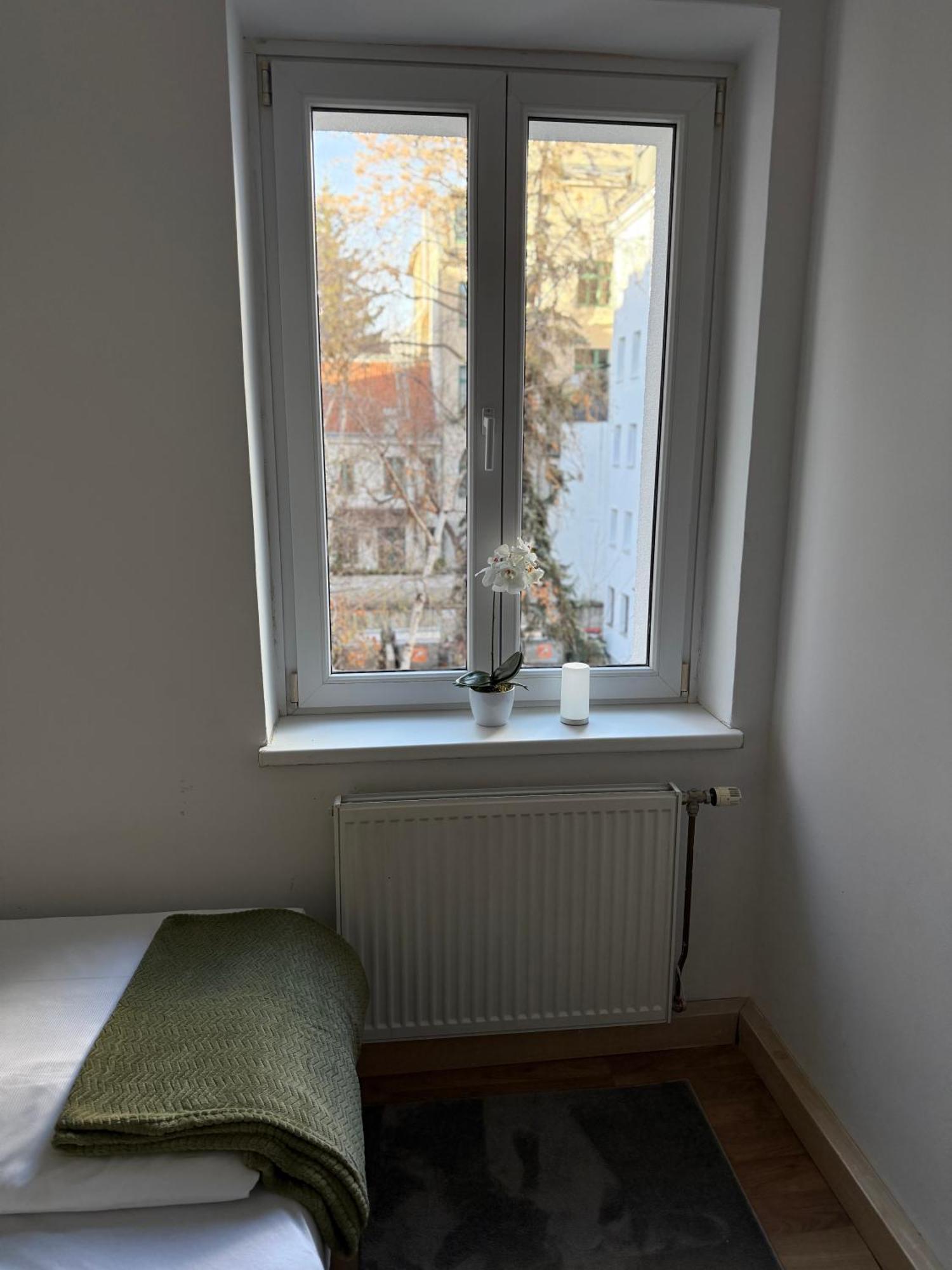 Schoene 3-br 1 Minute Zur U-bahn Apartment *