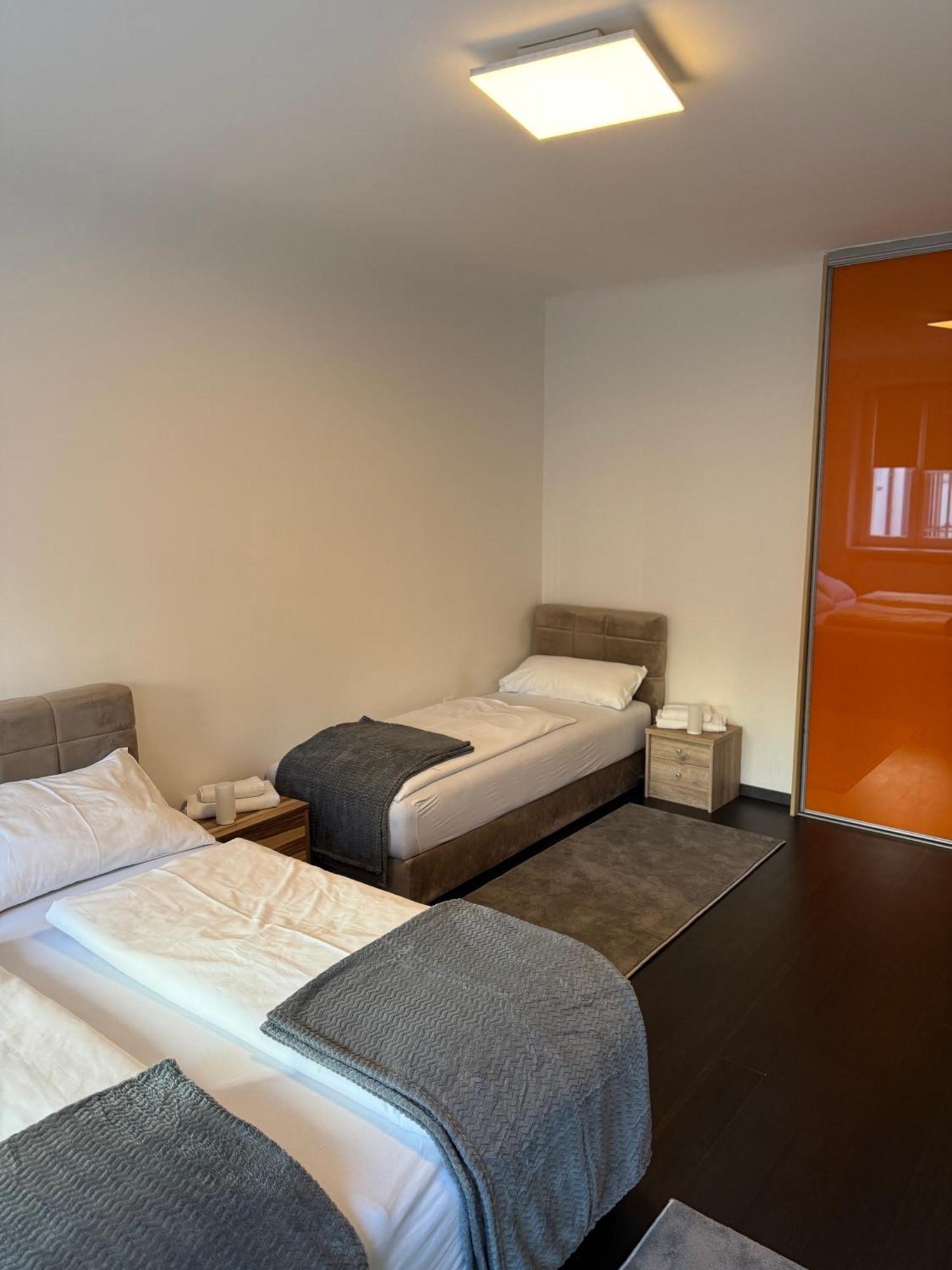 Schoene 3-br 1 Minute Zur U-bahn Apartment *