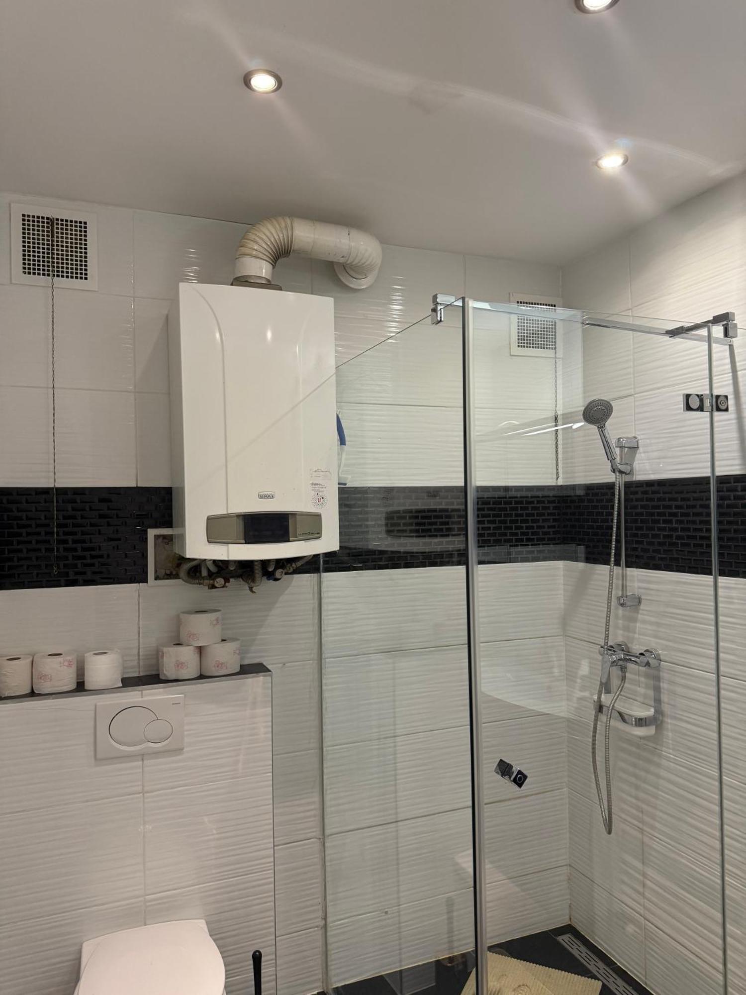 Schoene 3-br 1 Minute Zur U-bahn Apartment